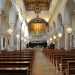 Non ci resta ora che entrare nella cattedrale: si tratta di una chiesa a tre navate, di cui quella centrale  sorretta da sette paia di archi a tutto sesto, poggiate su colonne con capitelli